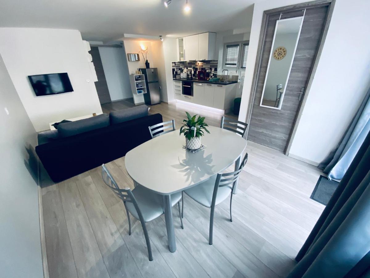 Toul Appartement Entier Avec Parking Prive Au Calme Cosy A Etage Avec Balcon Bagian luar foto